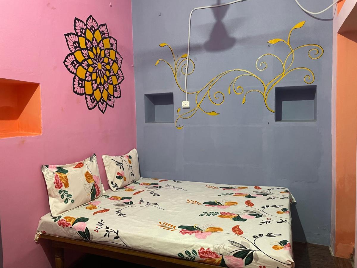 Indra Paying Guest House Varanasi Eksteriør billede